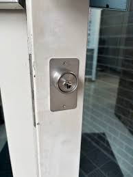 【藤沢市円行】事務所の入口扉の鍵交換